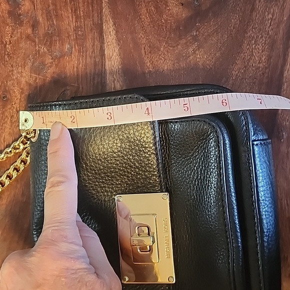 Michael Kors Black bag with chain strap. - Picture 4 of 13